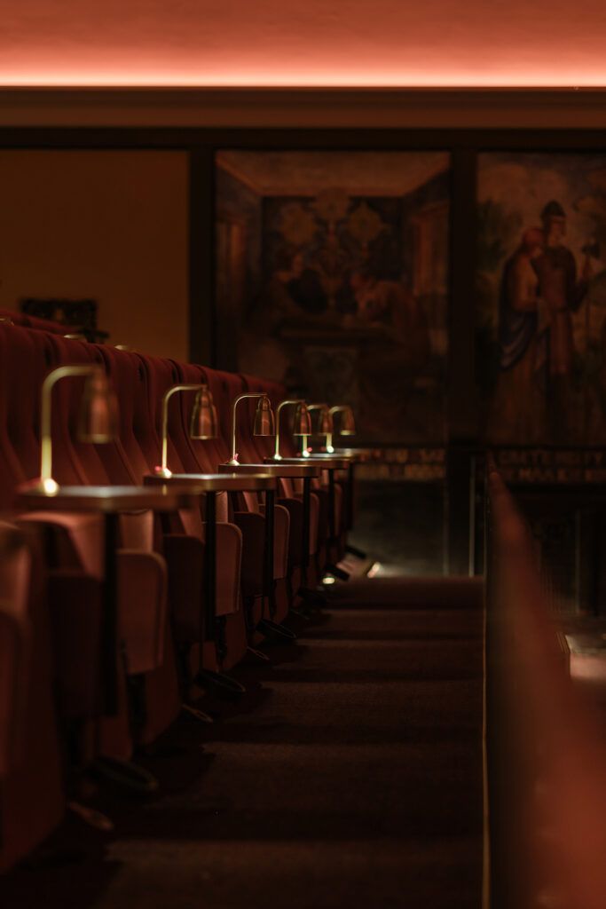 Belysning inne i teatersal.