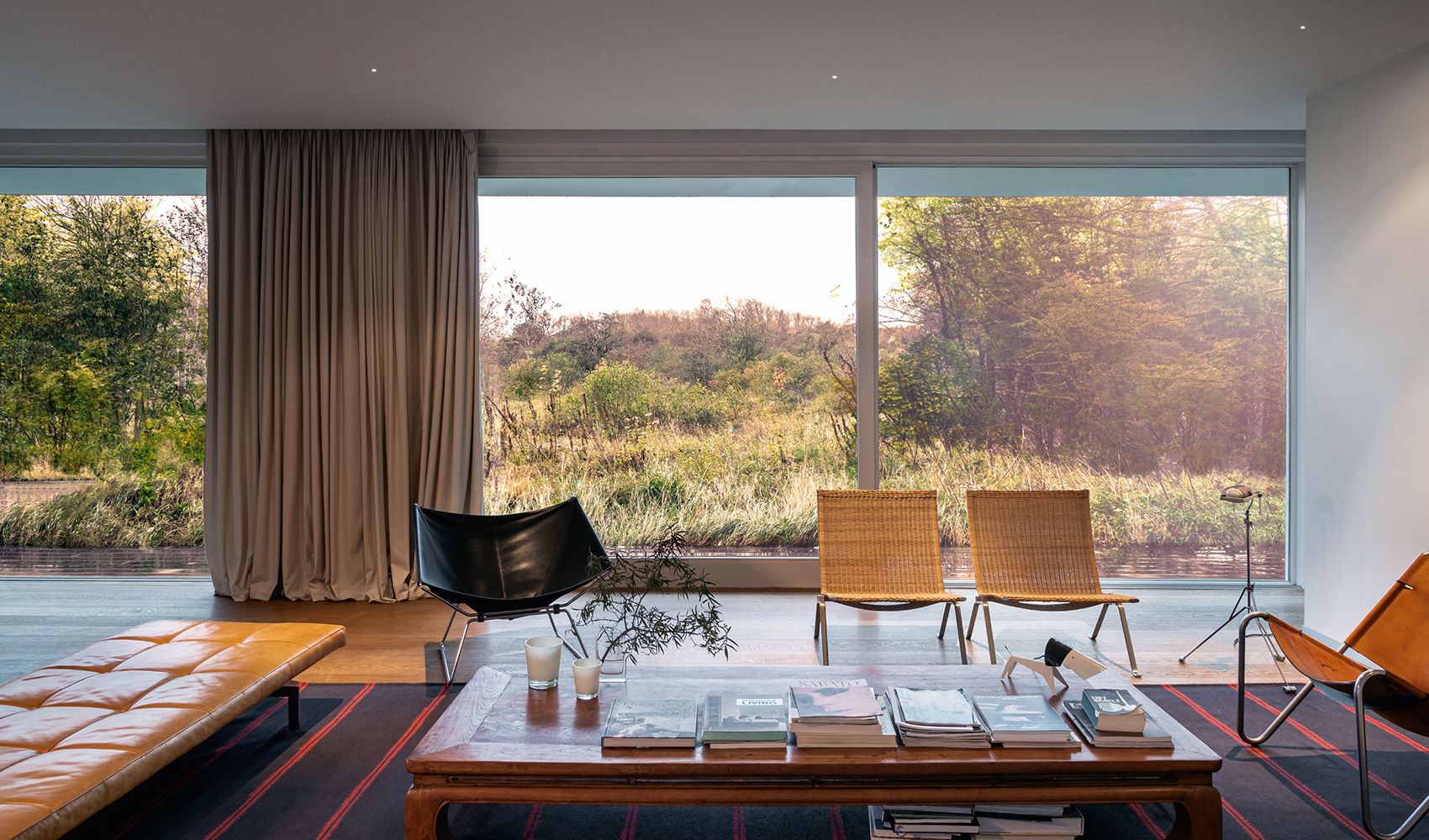 Innfelte Nime downlights fra Deltalight i et tak i en stue.