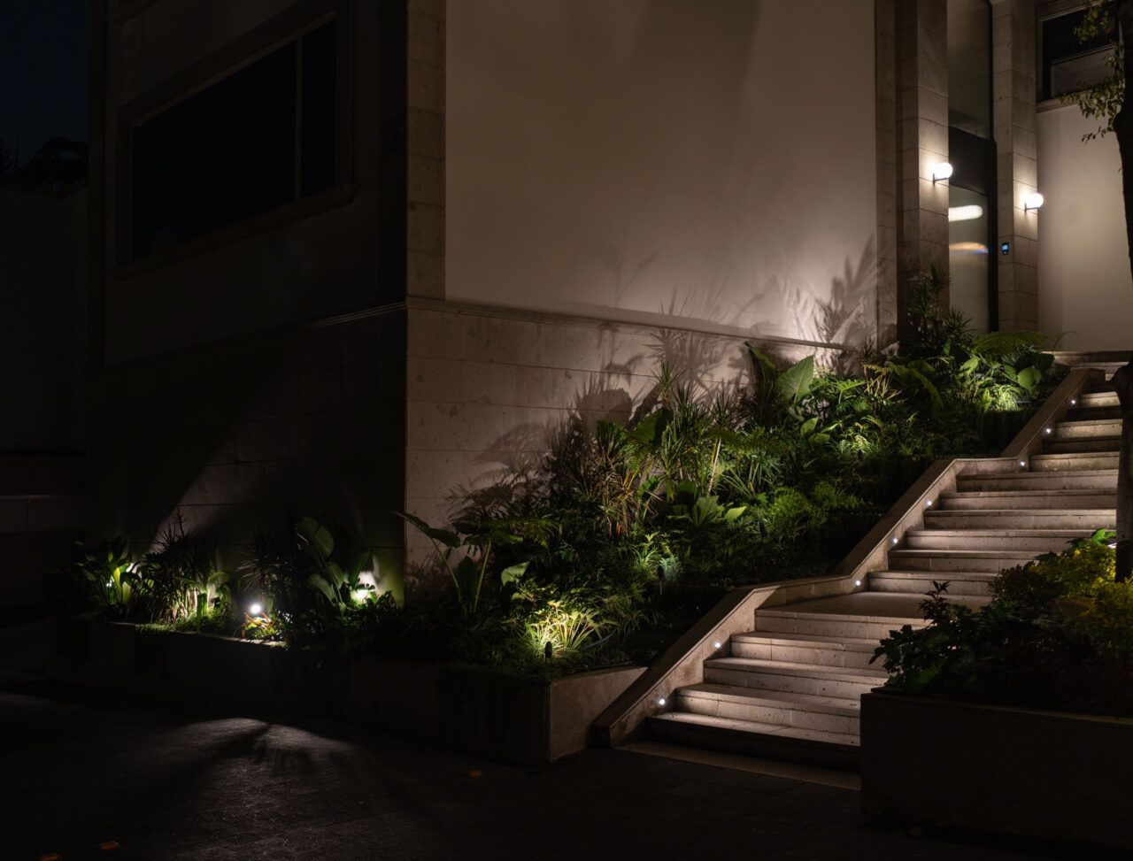 Oono veggelamper utendørs.