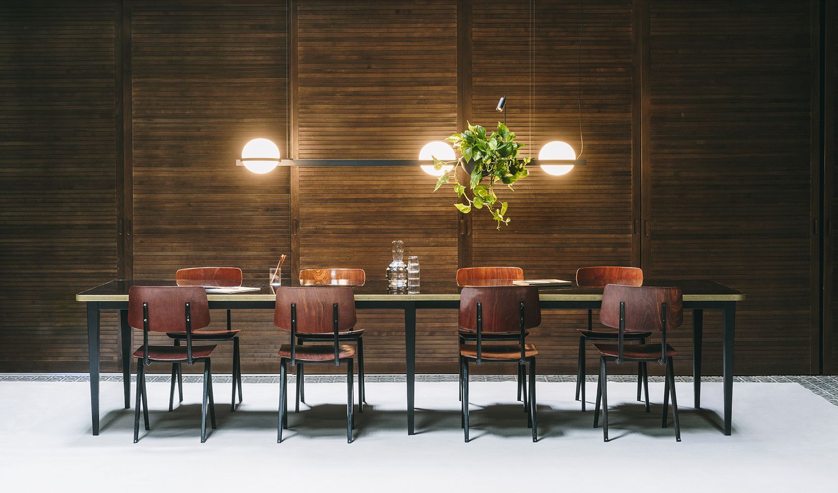 Palma pendler fra Vibia over et spisebord.