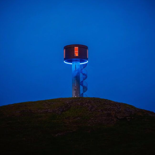 Belyst Ettertanken på Røst i kveldslys.