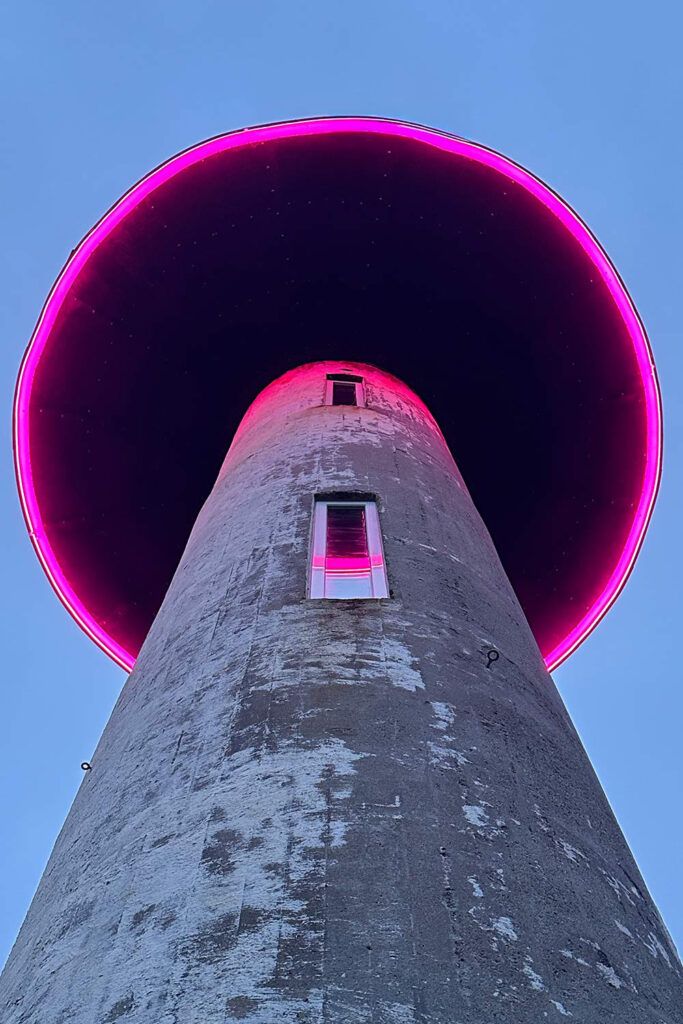 Ettertanken med rosa lys under overbygg sett nedenfra.
