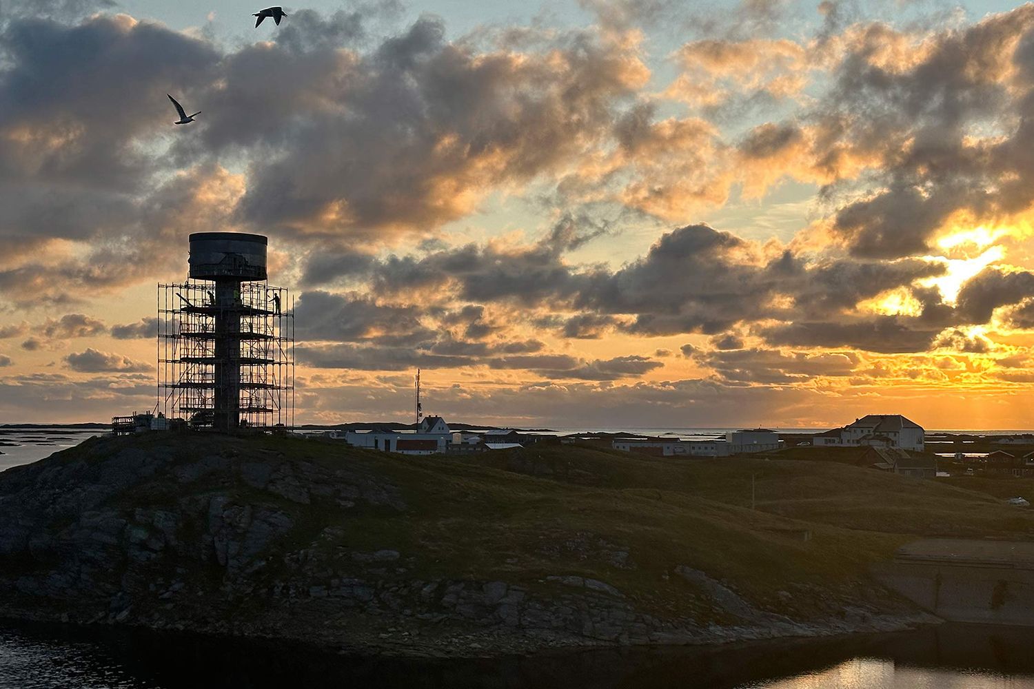 Ettertanken sett i solnedgang.