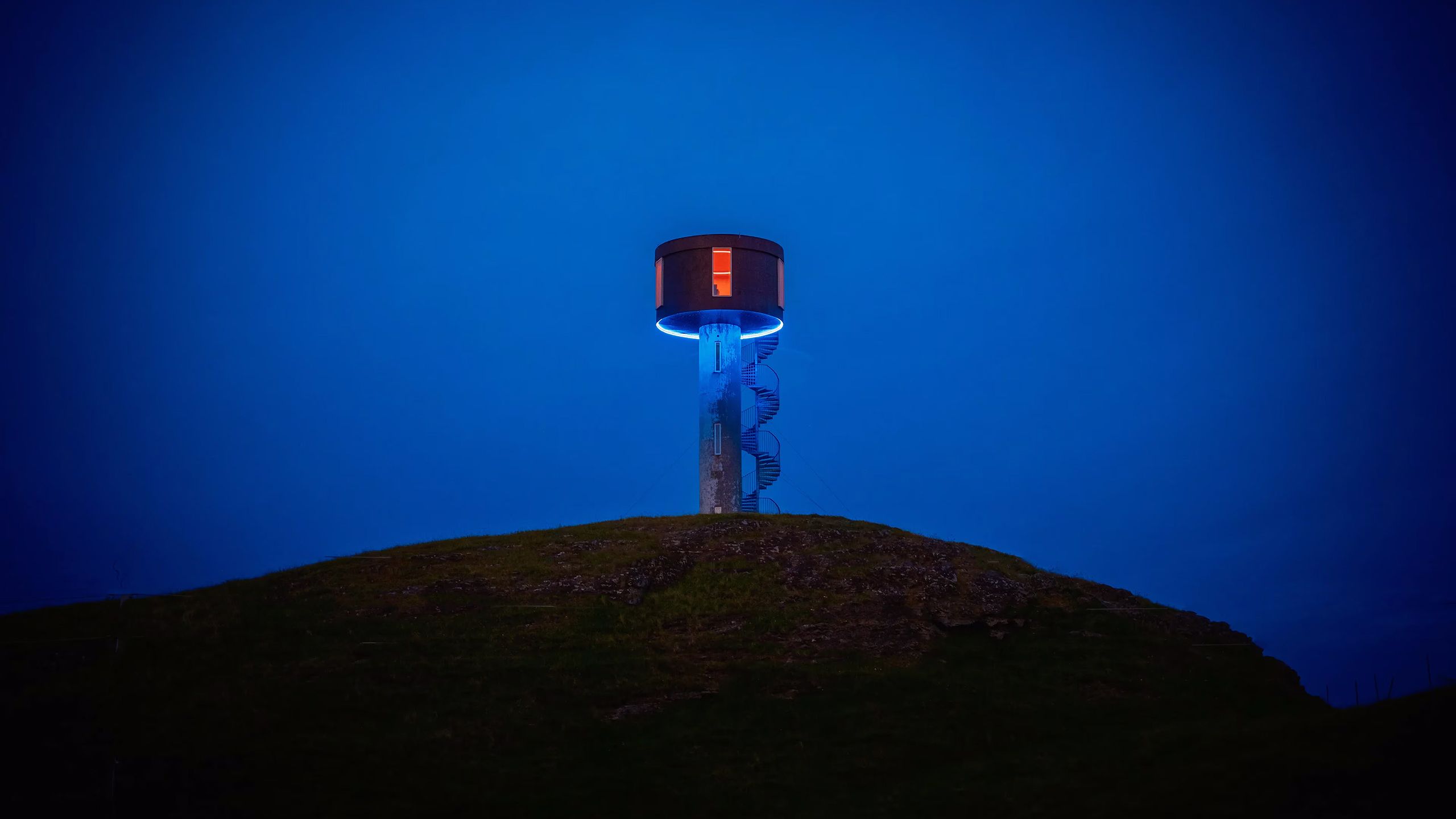 Belyst Ettertanken på Røst i kveldslys.