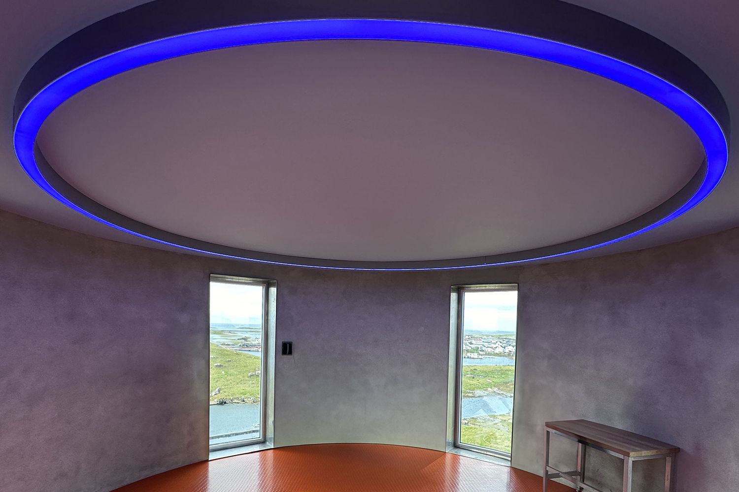 Blått lys fra rund takarmetur inne i Ettertanken.