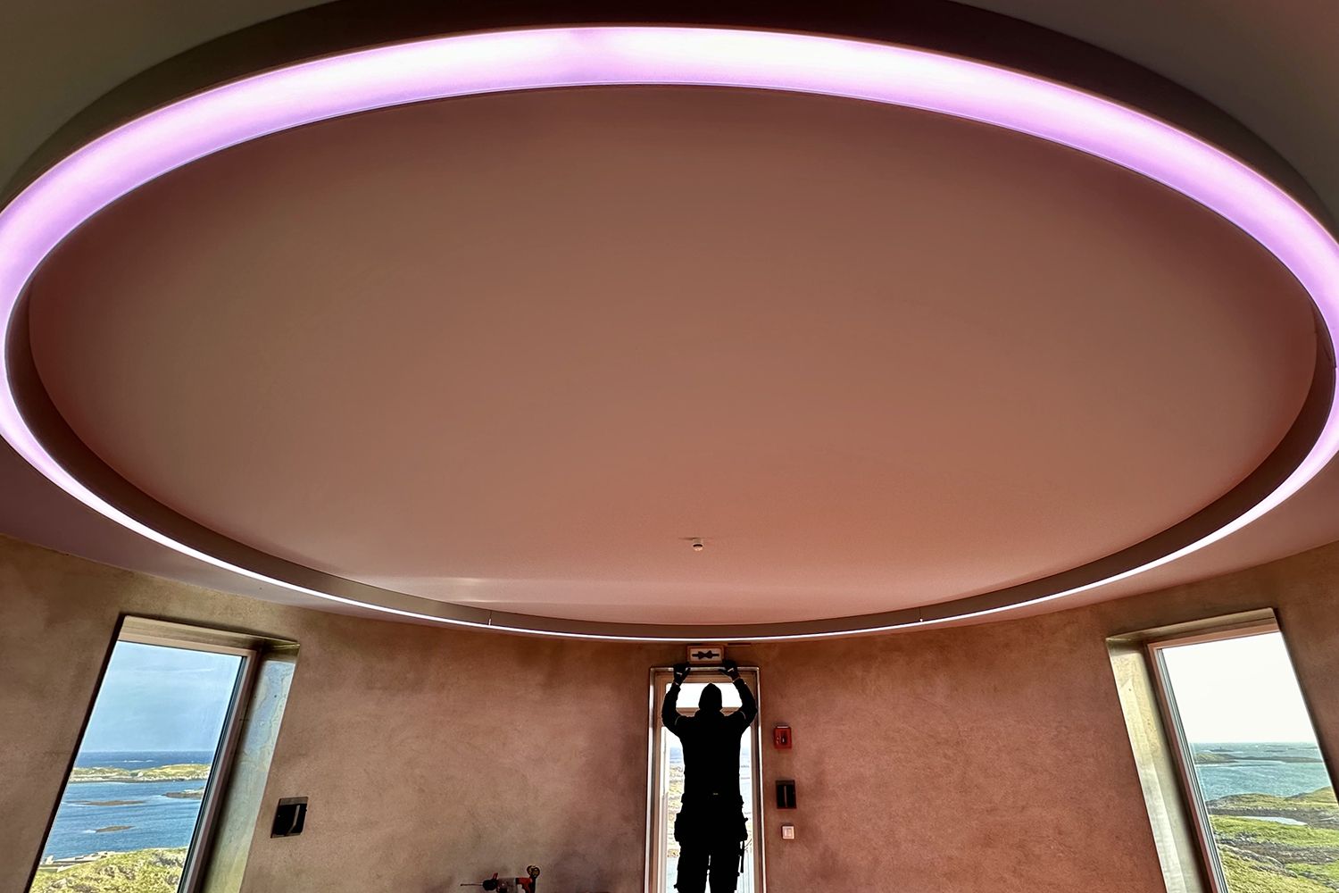 Rosa lys fra rund takarmetur inne i Ettertanken.