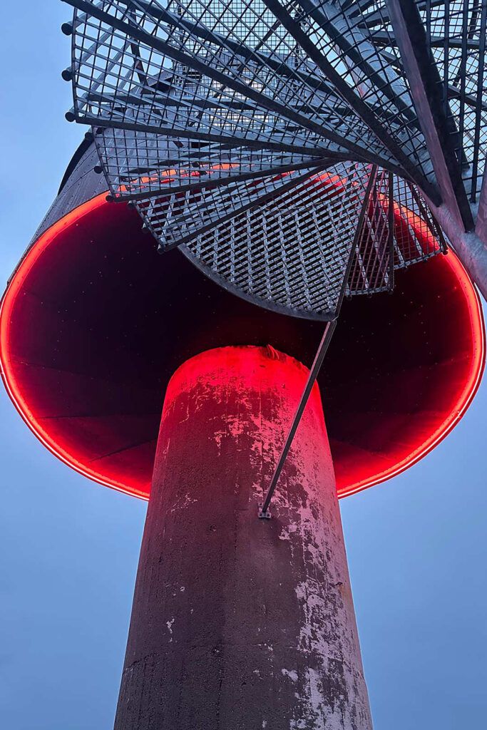 Ettertanken med rødt lys under overbygg sett nedenfra.