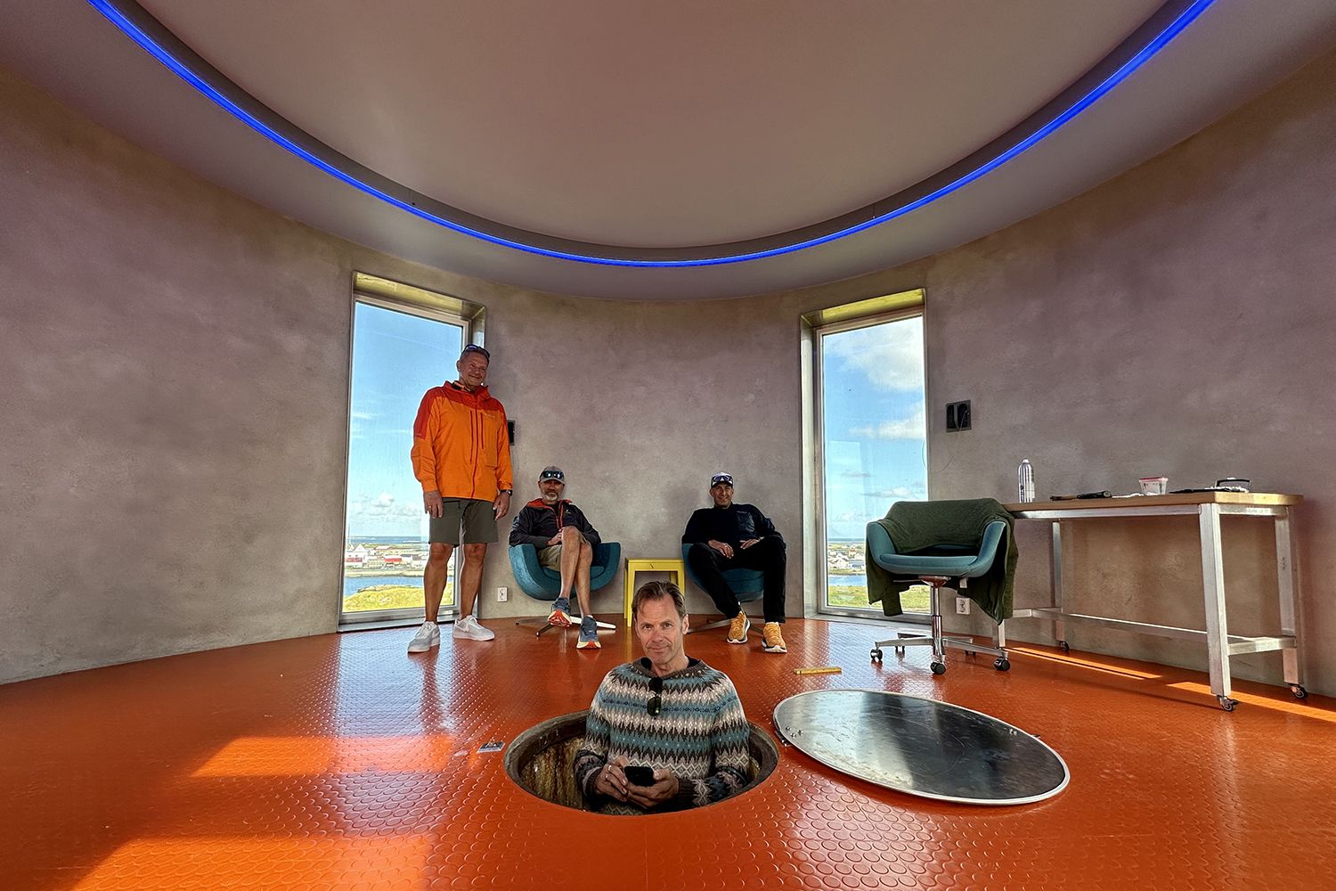 fire mennesker inne i Ettertanken på Røst.