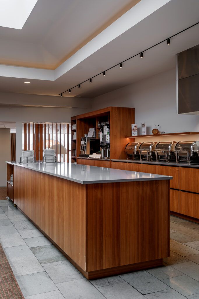 Sorte innfelts spotter i et tak.