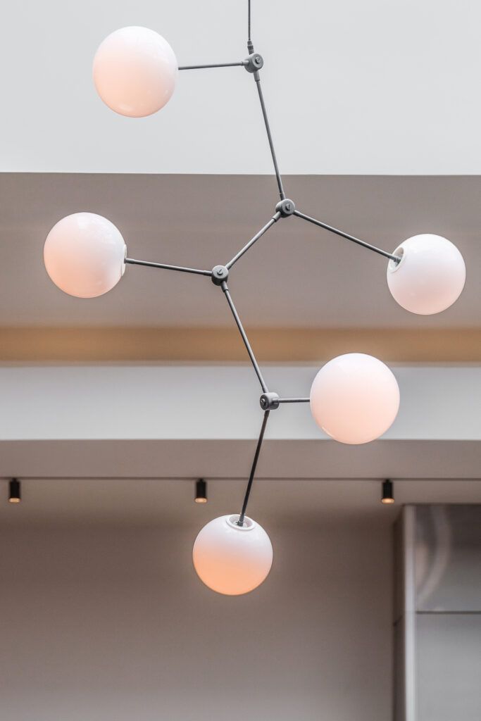 Nærbilde av en dekorativ taklampe.