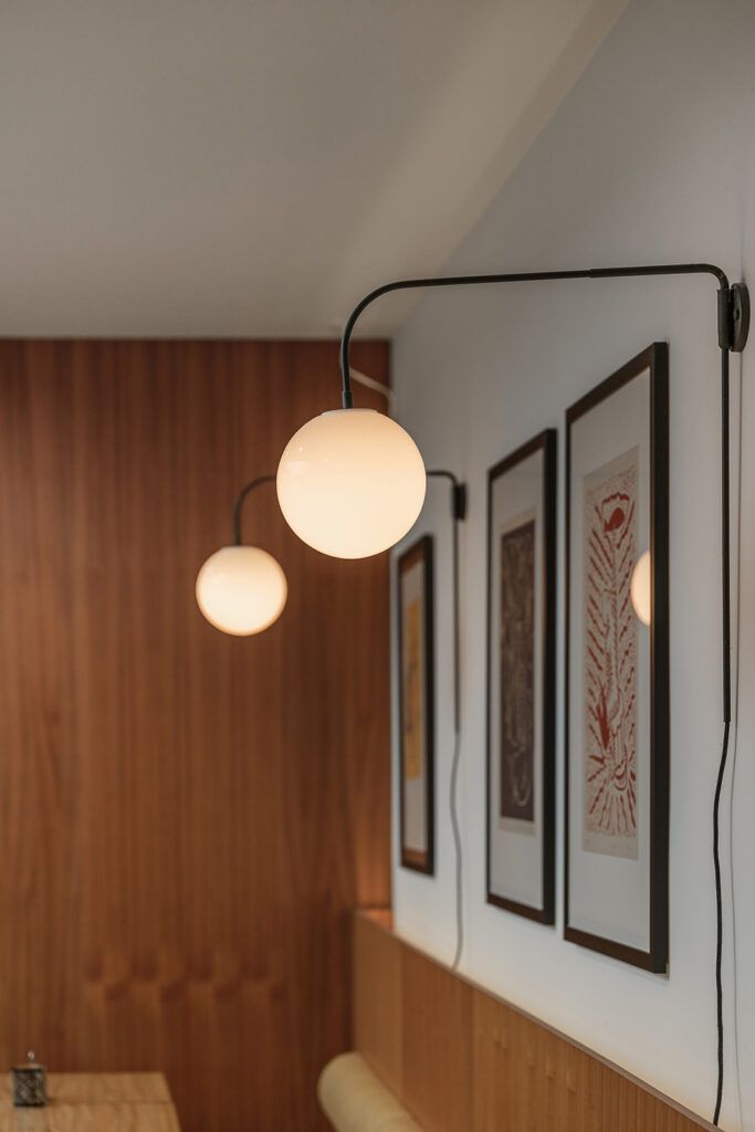 To vegglamper på en arm med runde hvite kuppler.