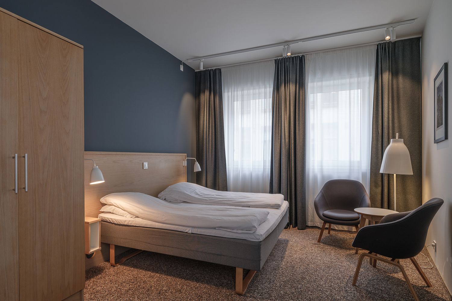 Ulik belysning et et av værelsene i Hotel Noreg i Ålesund.