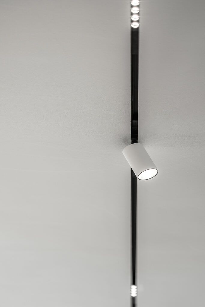 Innfelt belysningsssystem i et hvit tak.