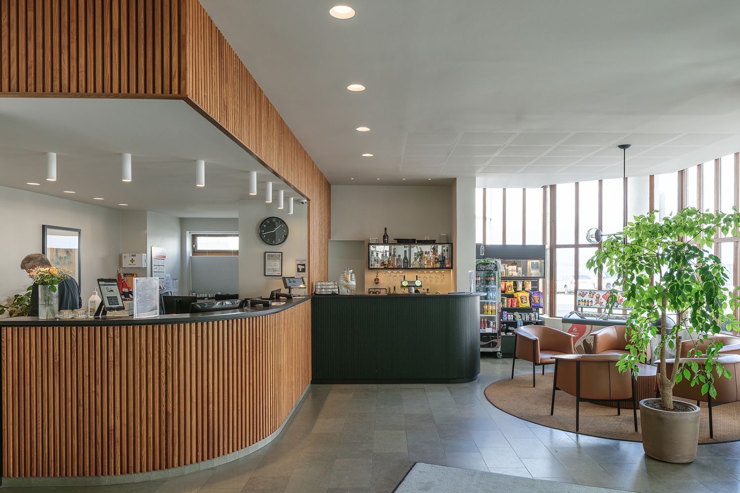 Lysdesign i resepsjonsområdet i Hotel Noreg i Ålesund.