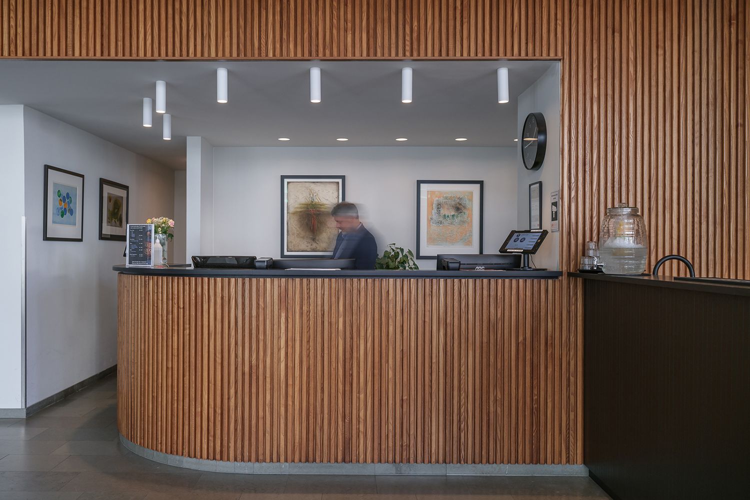 Belyst resepsjon i Hotel Noreg.