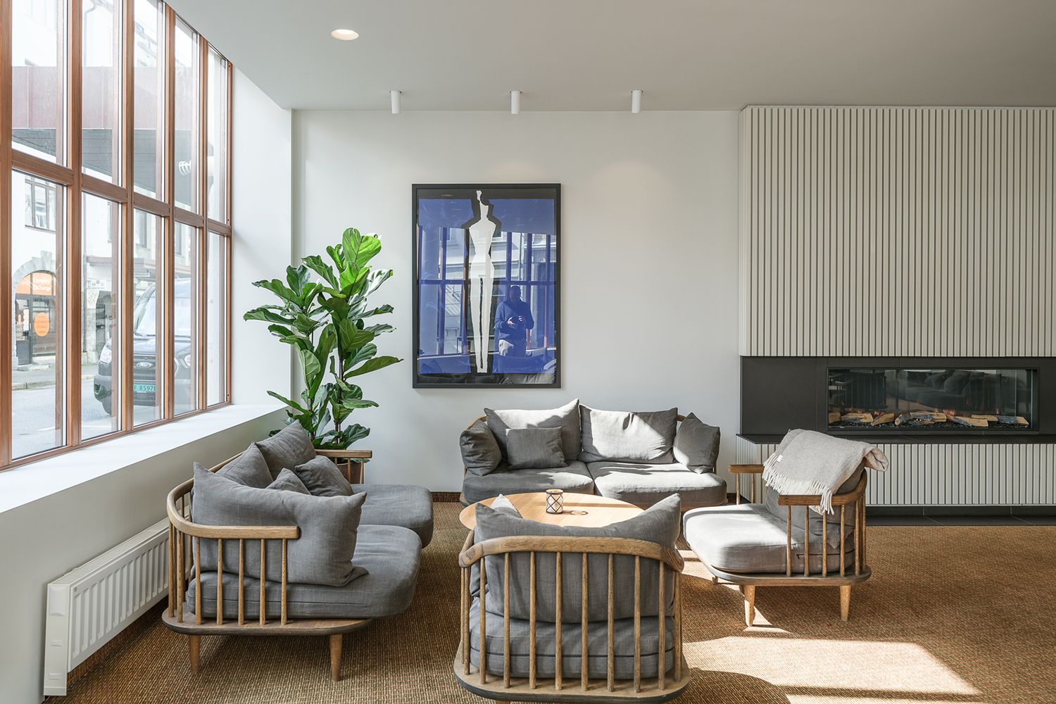 Sitteområde ved en peis og et stort vindu.