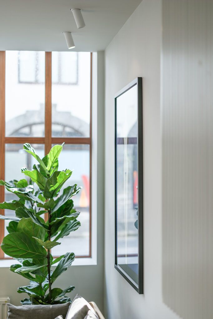 To innfelte spotter i et hvitt tak.