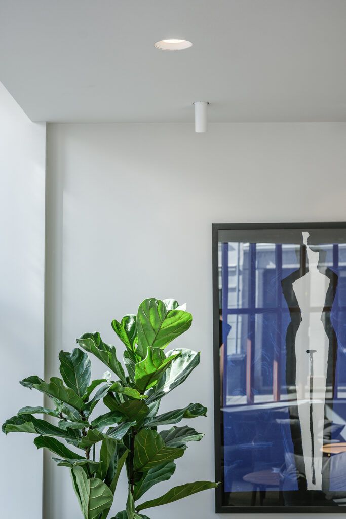 Innfelte hvite armaturer i et tak.