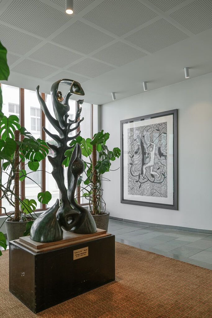 Innfelte hvite armaturer inne i Hotel Noreg i Ålesund