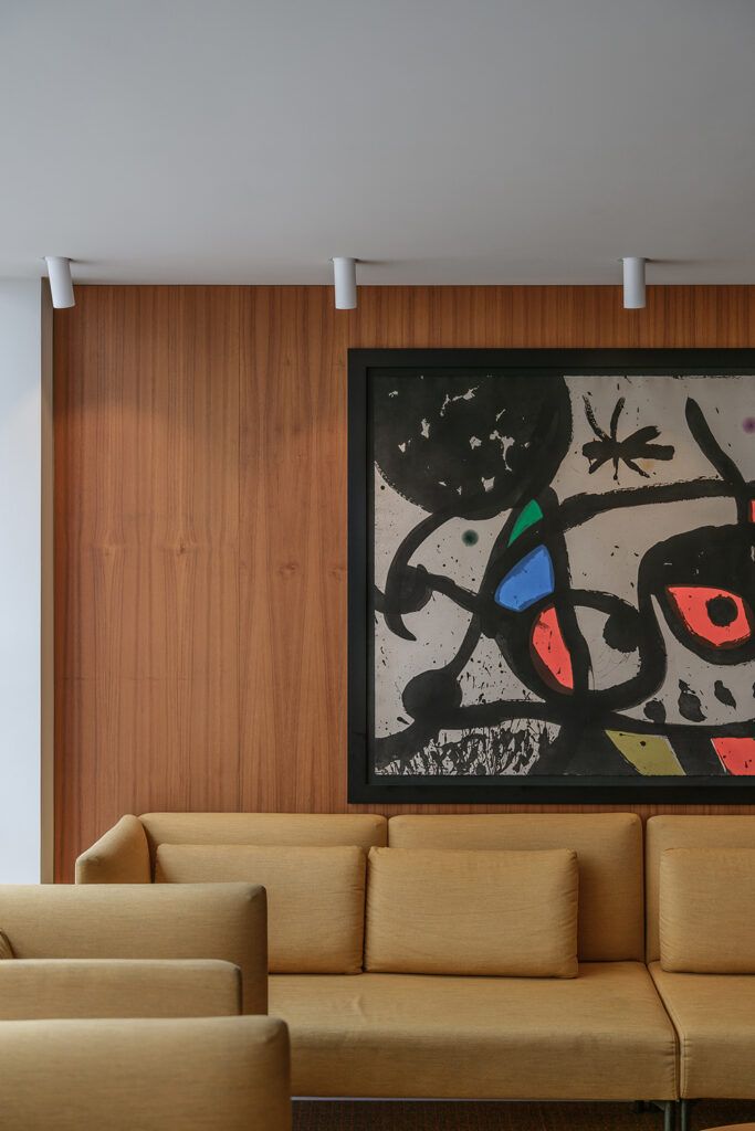 Tre hvite spotter i taket over et stort bilde.