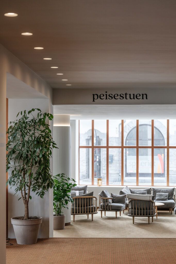 Flere downlight på rekke og rad i et tak.