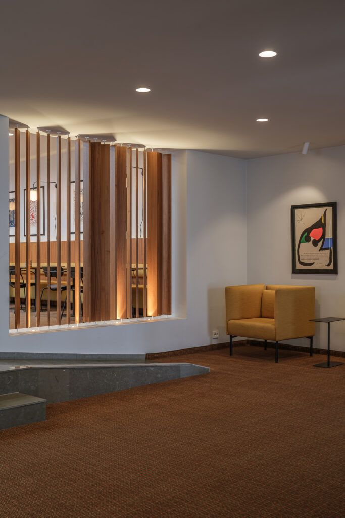 Downlights i et tak og opplyst spilevegg.