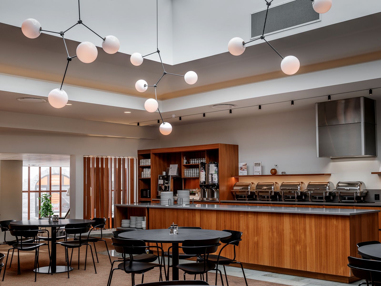 Dekorativ taklampe i frokostsalen i Hotel Noreg.