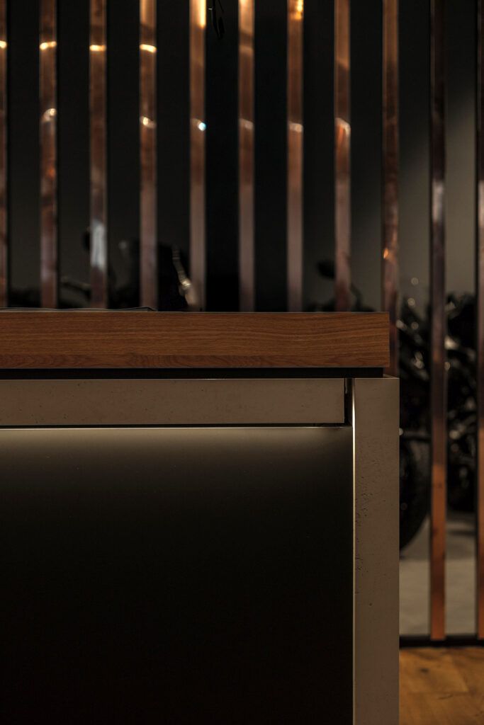 Slepelys under en disk.