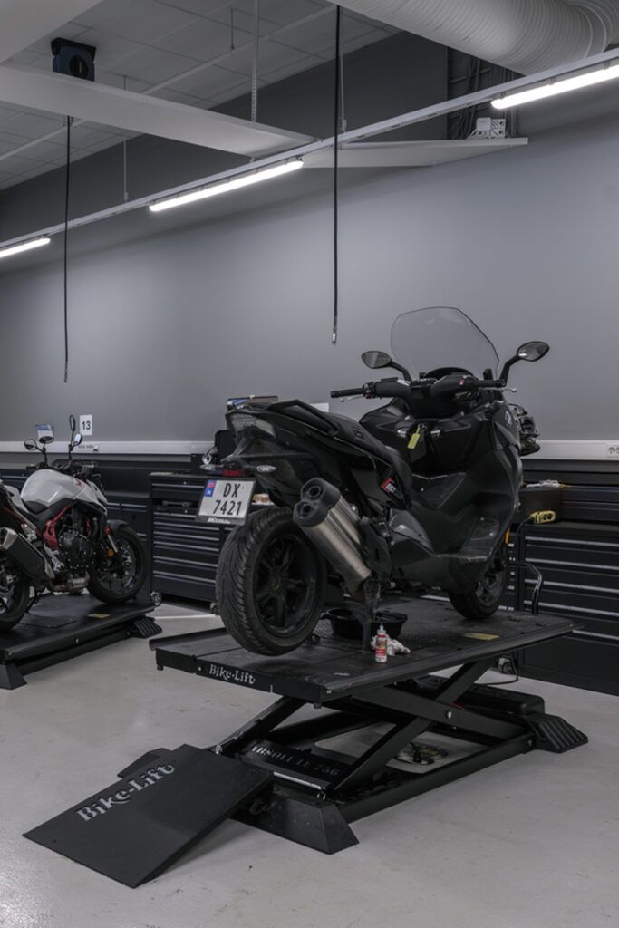 Armaturer i et verksted hos MCO Vollebekk.