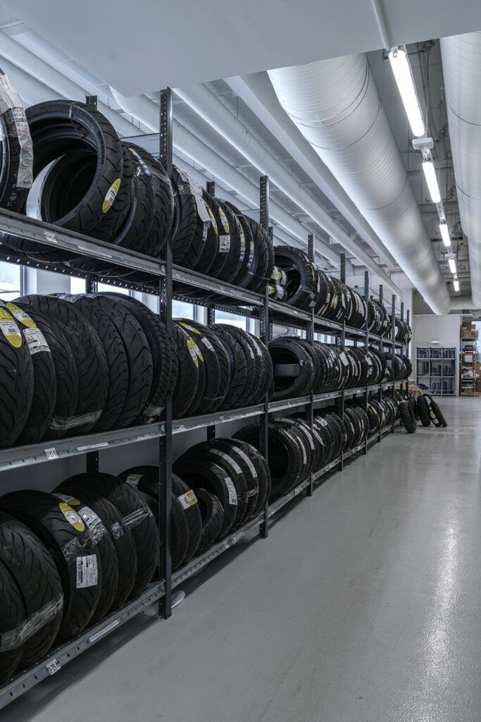 Armaturer i taket i et dekklager.