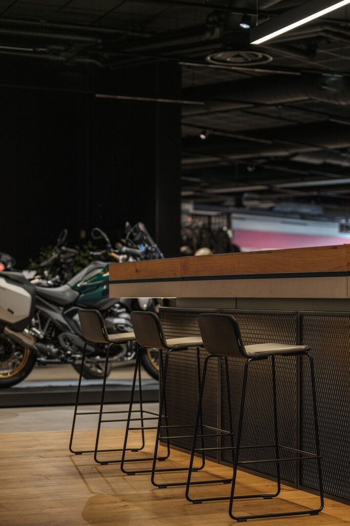 Slepe lys under disk med stoler foran hos MCO Vollebekk.