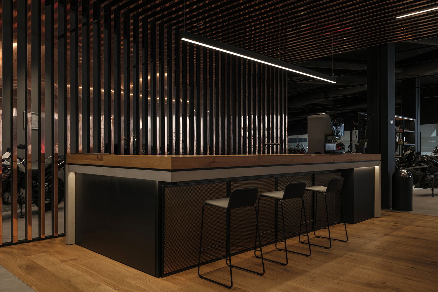 Hengende ledlist over en disk.