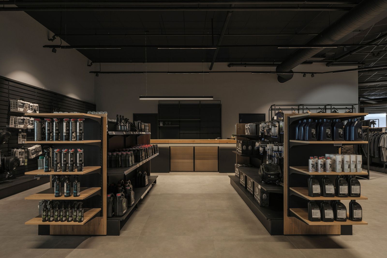 Belyste butikkhyller hos MCO Vollebekk.