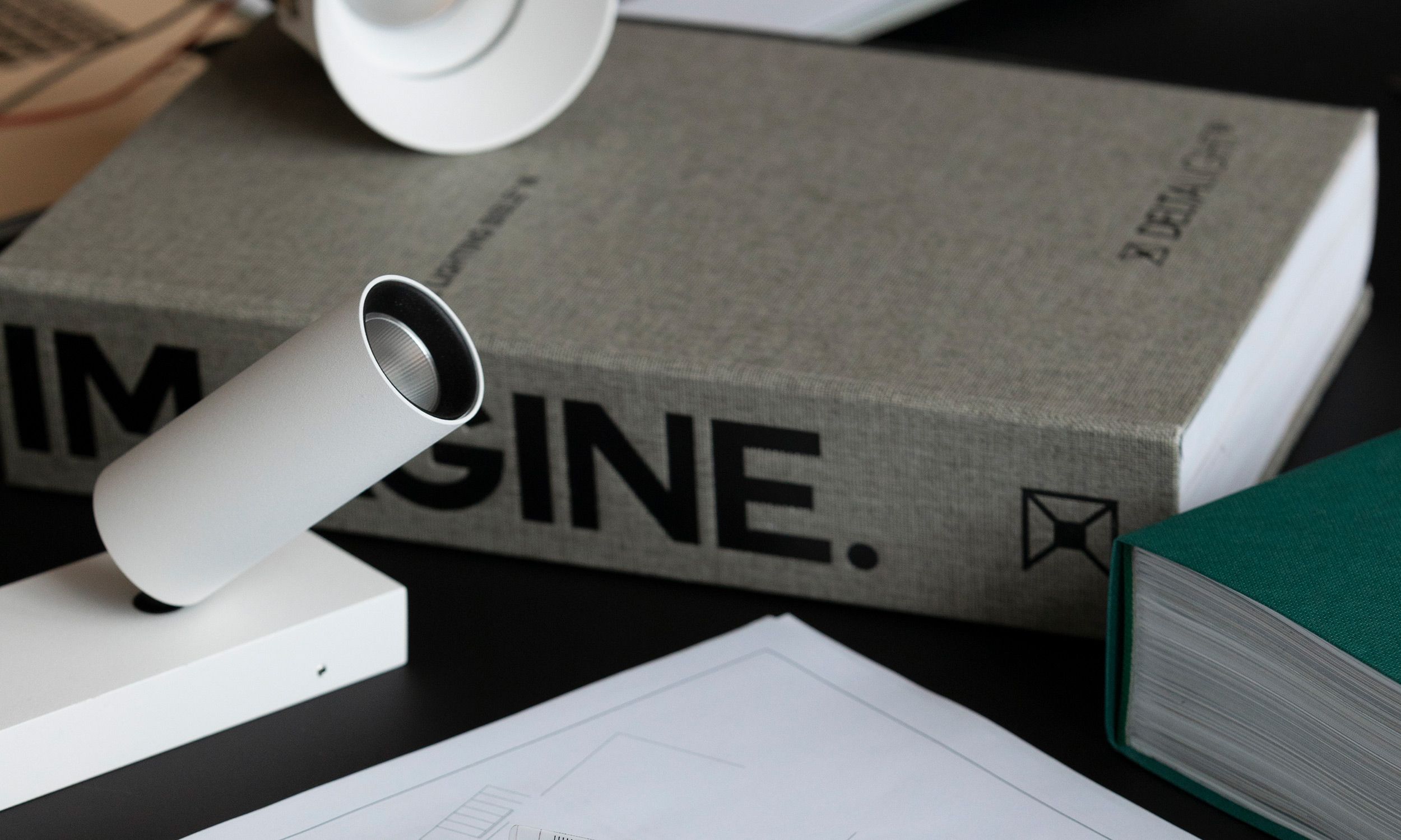 Lamper og bøker i bruk ved våre tjenester innen lysdesign.