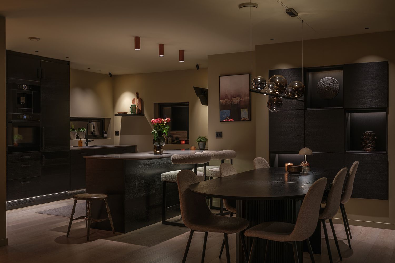 Lysdesign i åpen stue og kjøkkenløsning i bolig i Olderdalen.