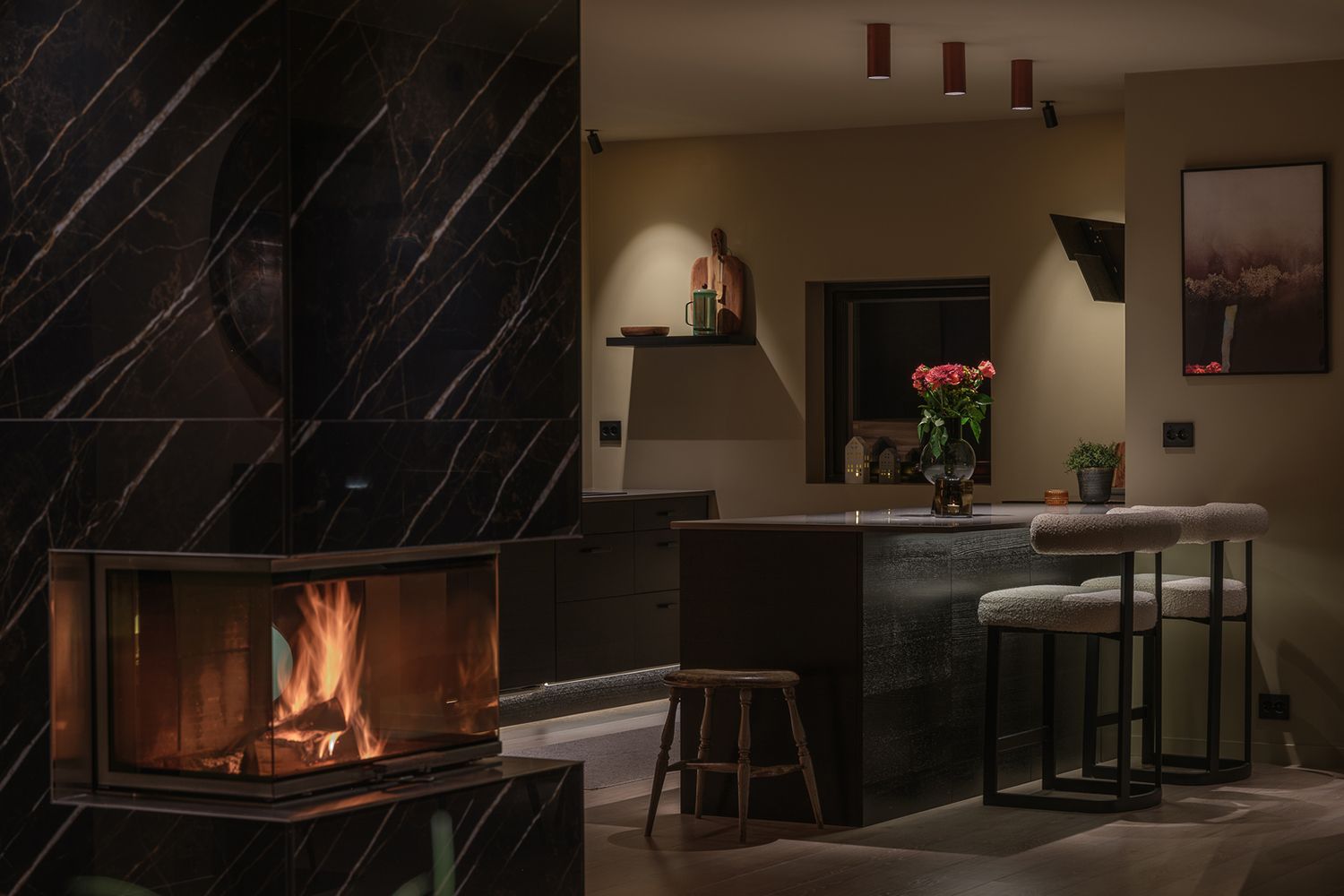 Koselig stue med peis og belysning.