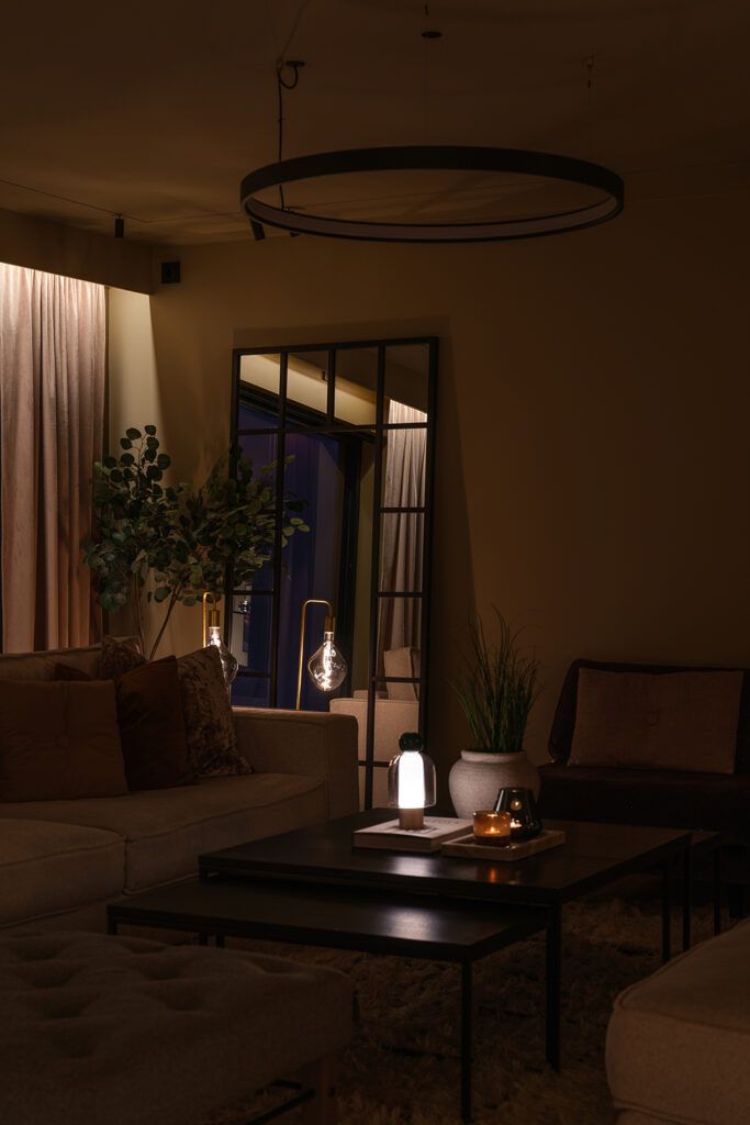 Slepelys langs en gardin i en stue.