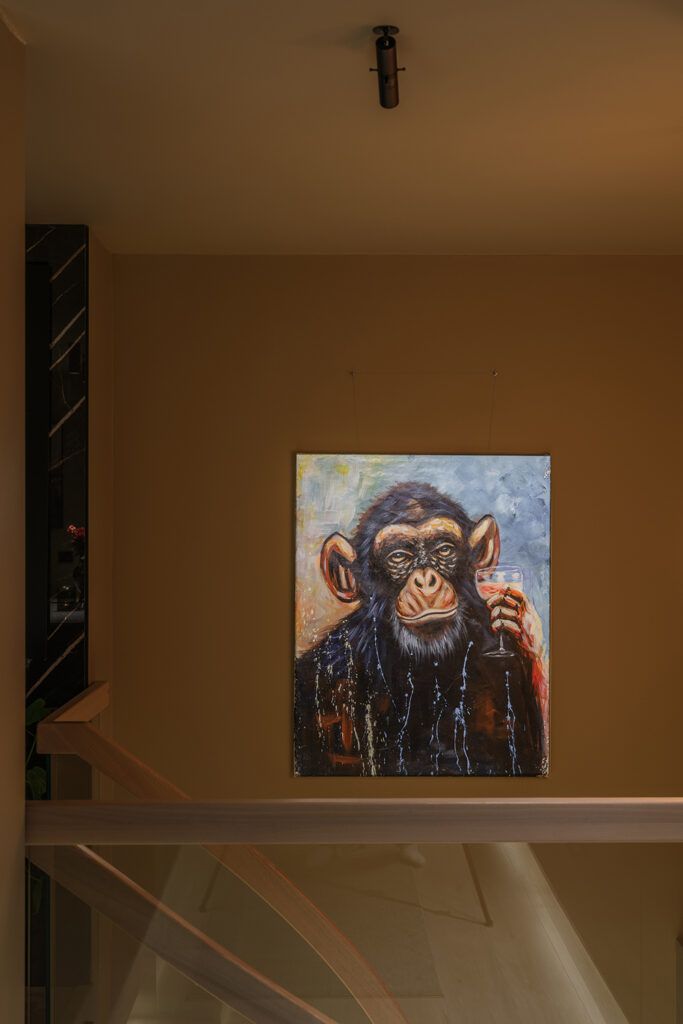 Spy 39 Frame spot fra Deltalight som lyser ned på et bilde på veggen.