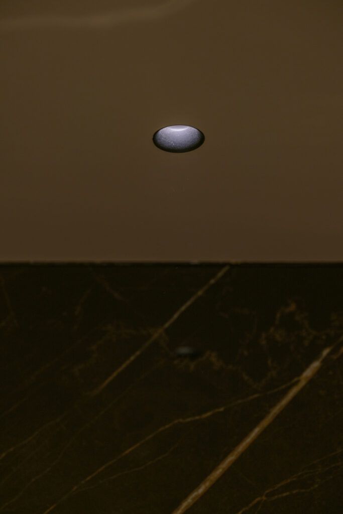 Sort innfelt downlig i et tak.