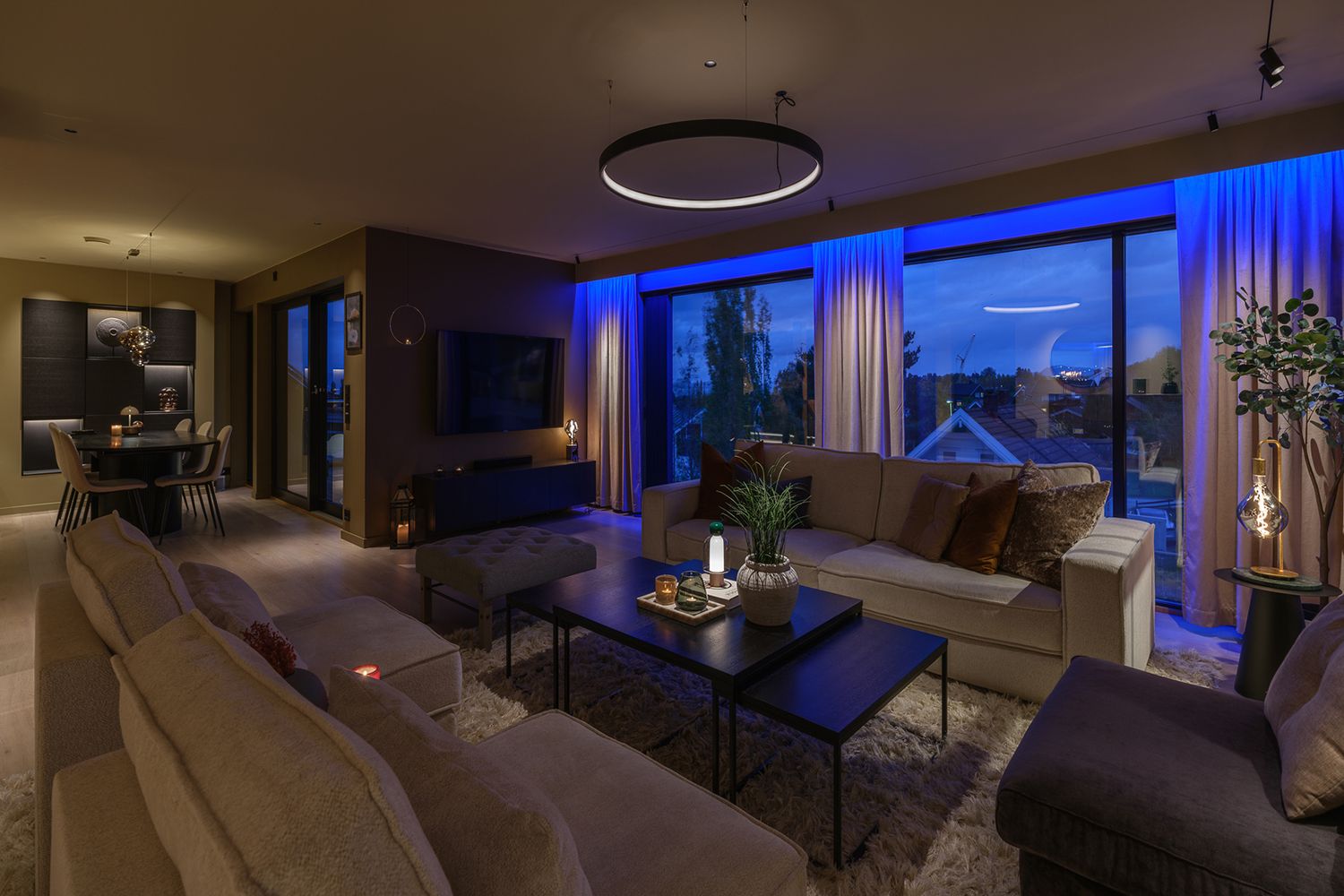 Belysning i stue og blålig slepelys langs gardiner.