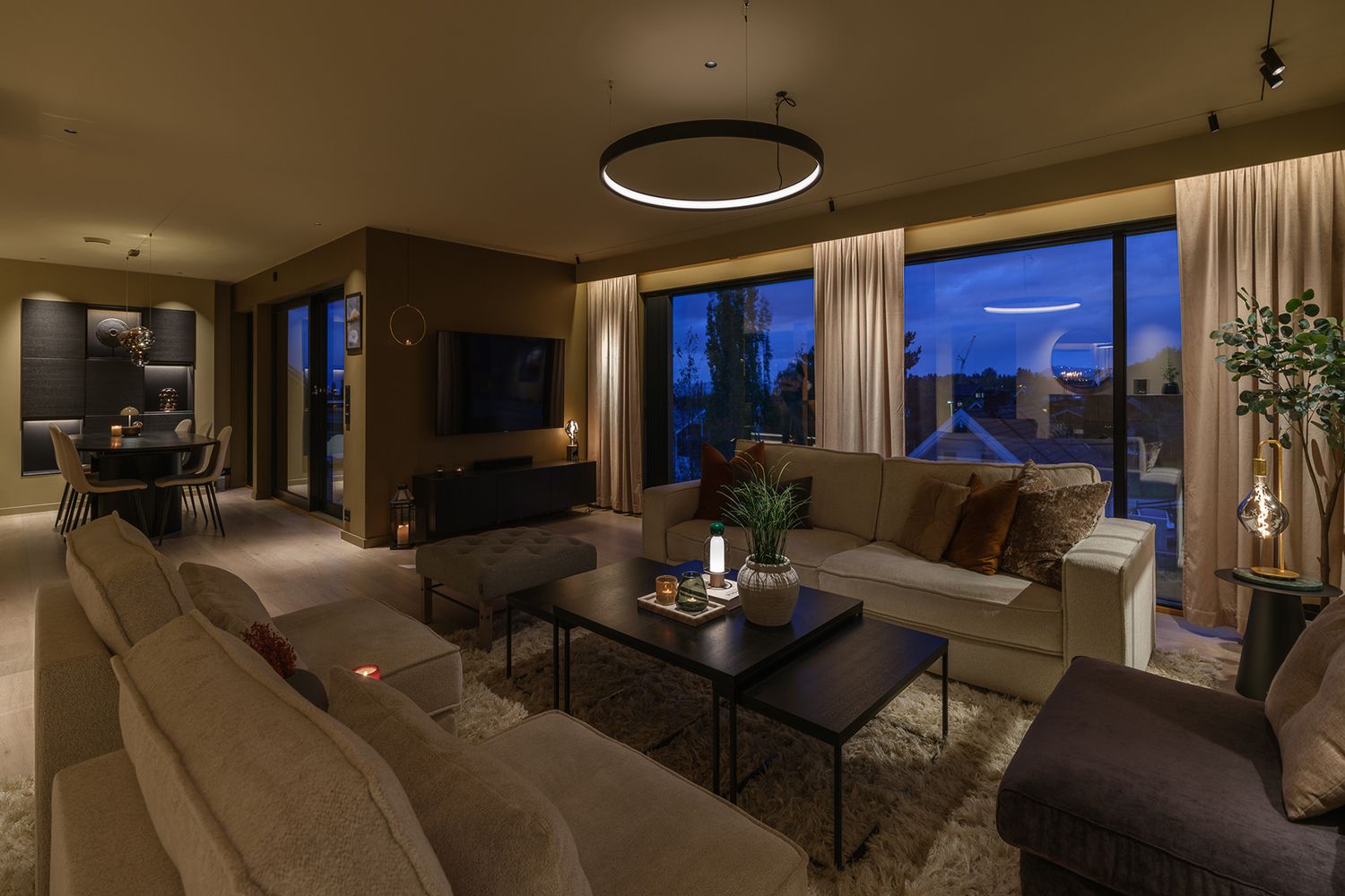 Belysning i stue og hvitt slepelys langs gardiner.