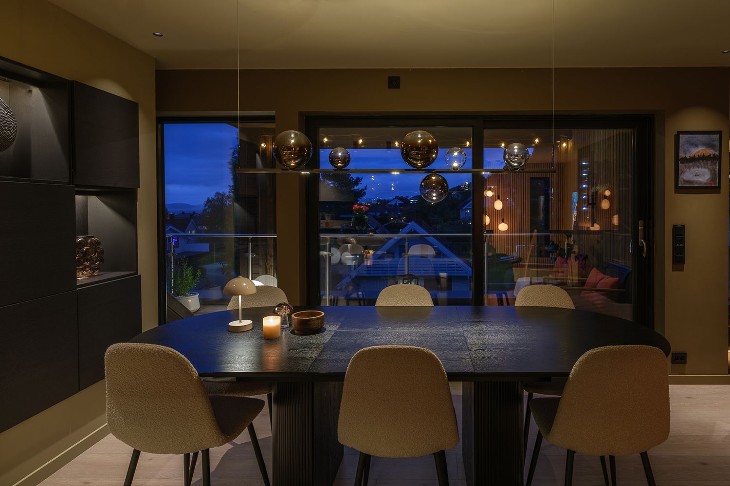 Belyst spisestuebord..