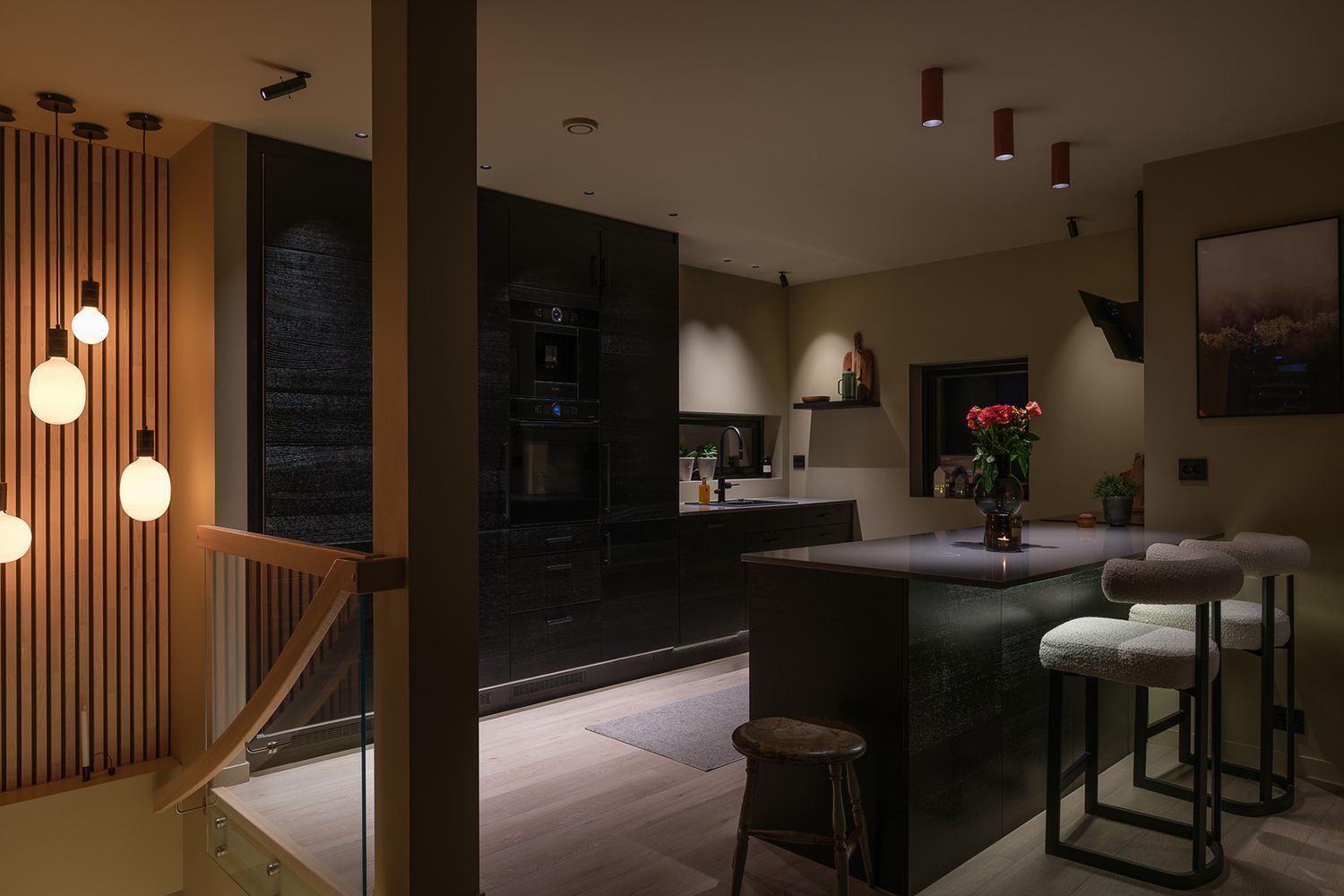 Belyst stue og kjøkken i bolig i Olderdalen.