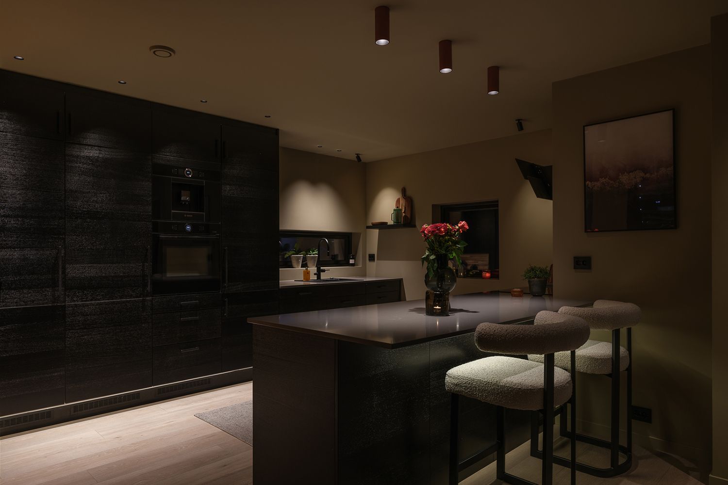 Utenpåliggende downlight i taket som belyser en kjøkkenebenk.