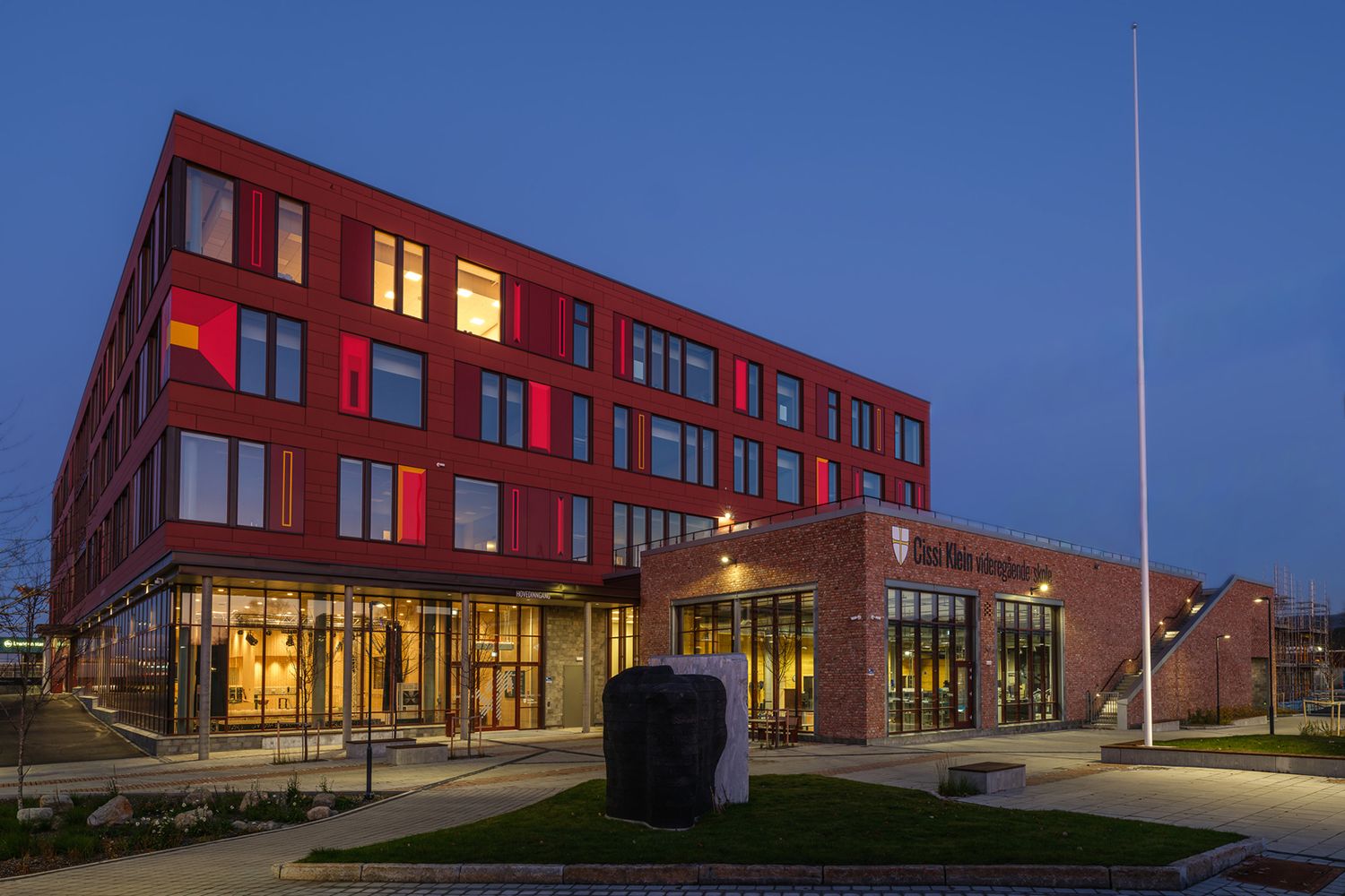 Cissy Klein VGS i Trondeim sett utenfra.