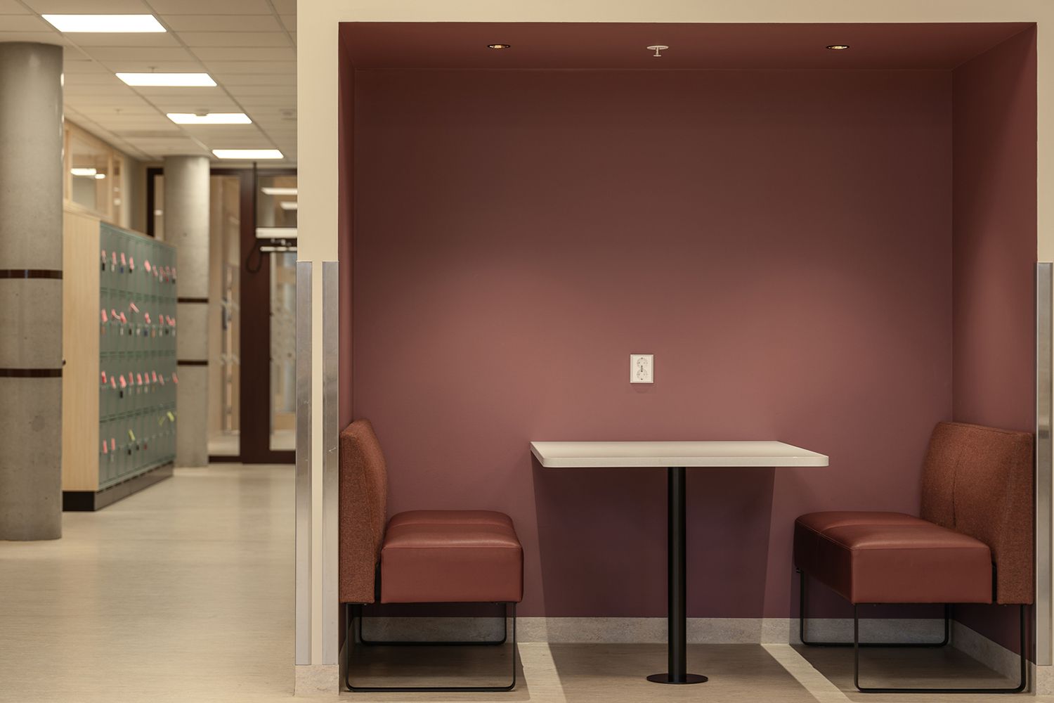 Ulik belysning inne i Cissi Klein VGS i Trondheim.