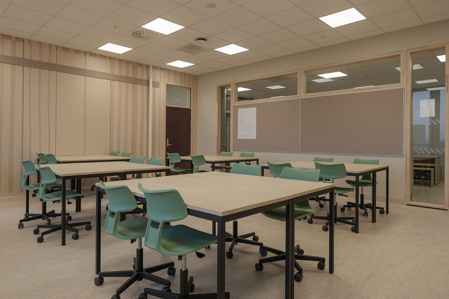 Firkantede lysplater i et tak.