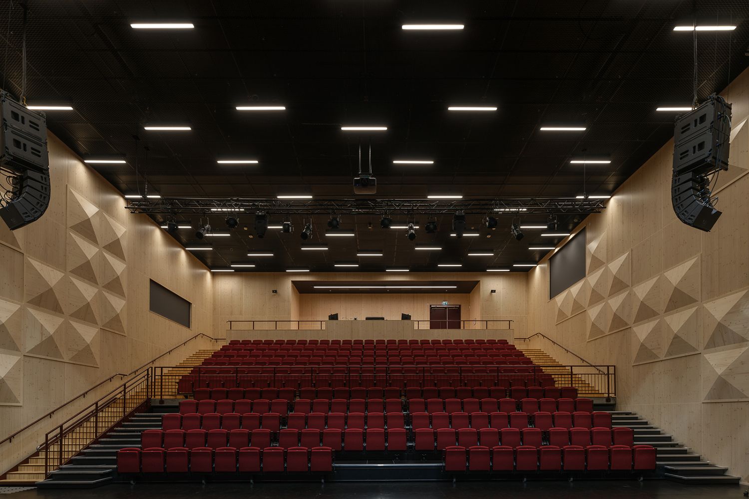 Belysning i taket i en aula.