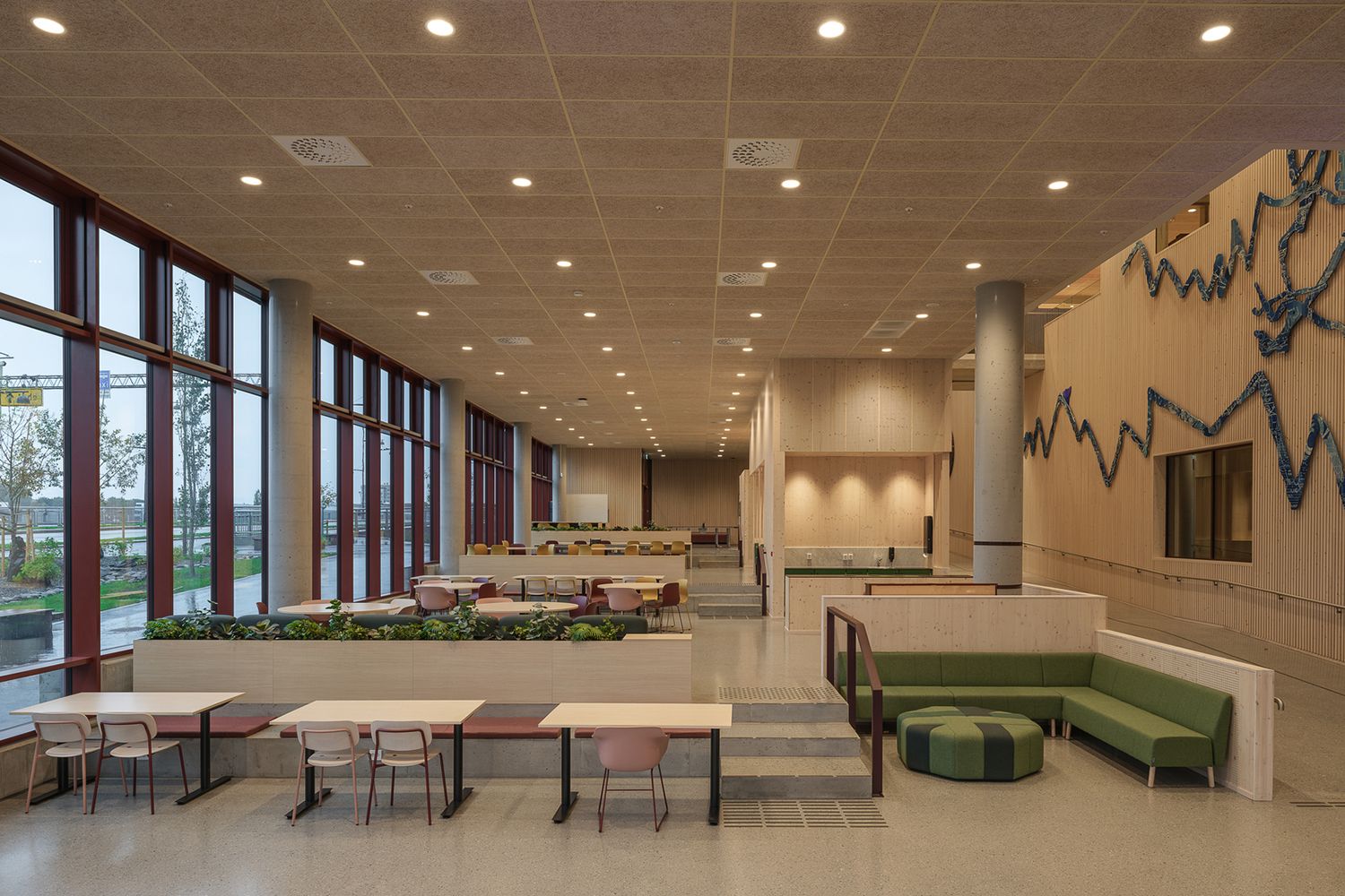 Mange downlights i et stort rom med høy himling.