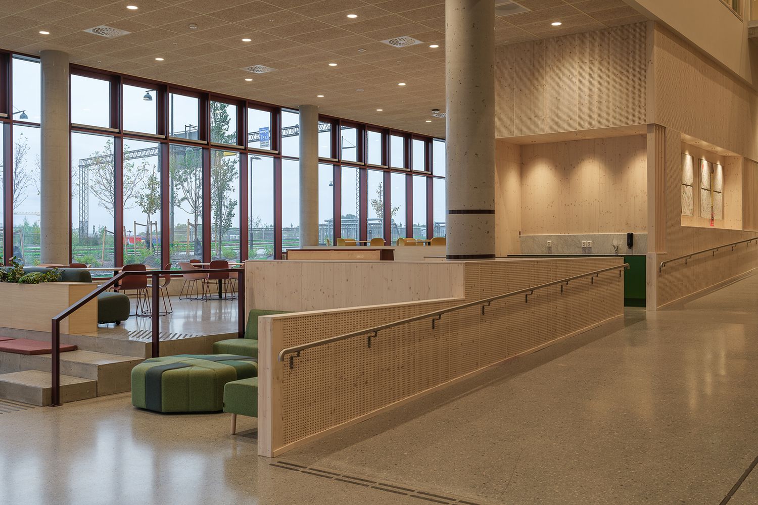 Downlights i et tretak som lyser ned på et sitteområde.